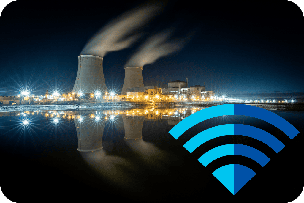 Centrale électrique de nuit et gestion intelligente de l’eau Centrale électrique de nuit avec tours de refroidissement, vapeur et symbole Wi-Fi.