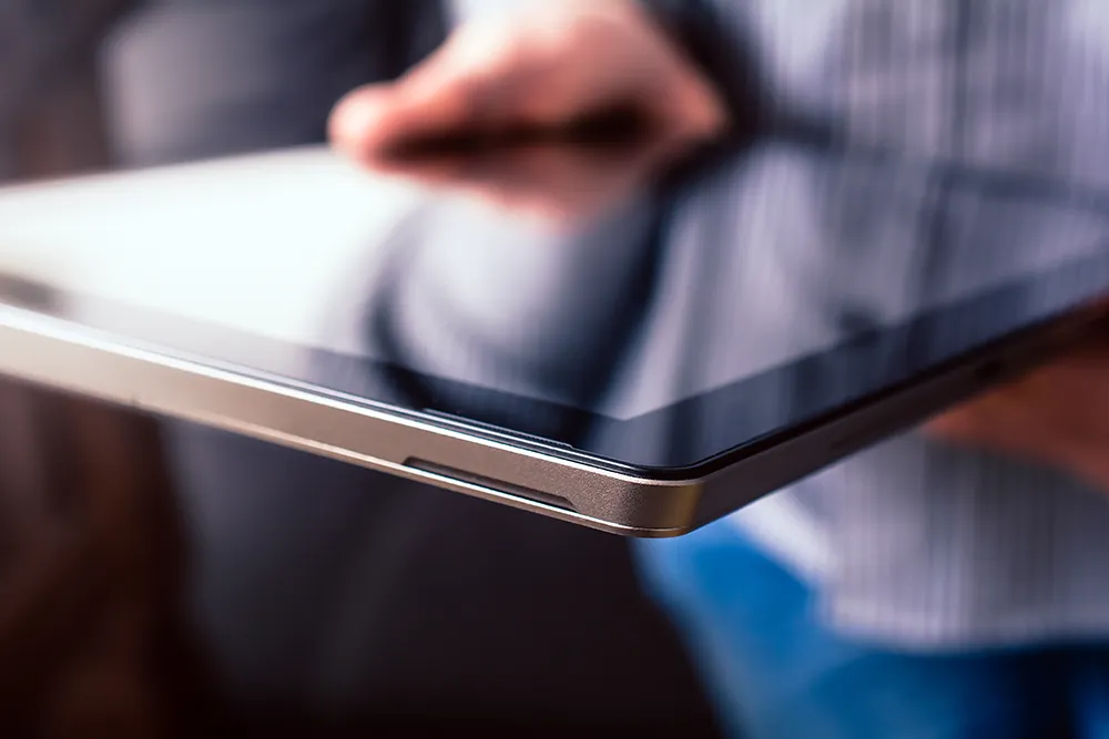Homme tenant une tablette dans les mains