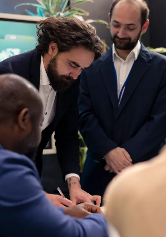 Photo d'un homme signant un contrat symbolisant l'accompagnement de FC Partners