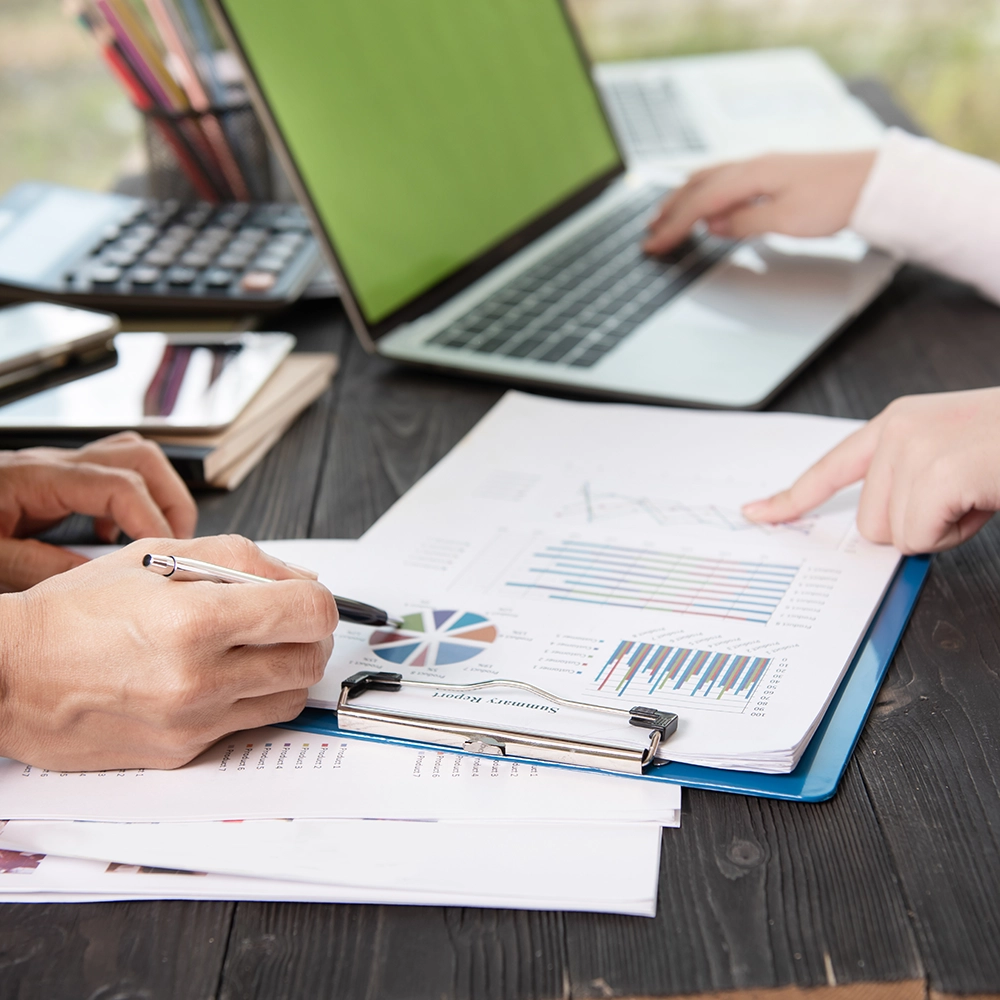 Personnes examinant des graphiques et des données sur des documents.