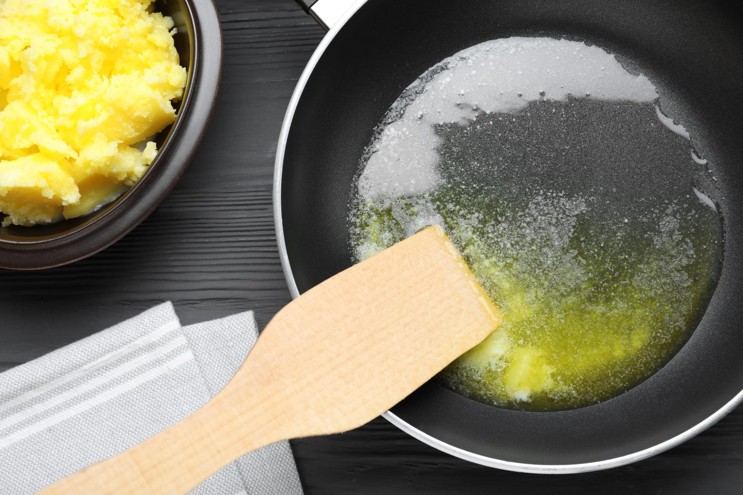 beurre ghee fondu dans une poele