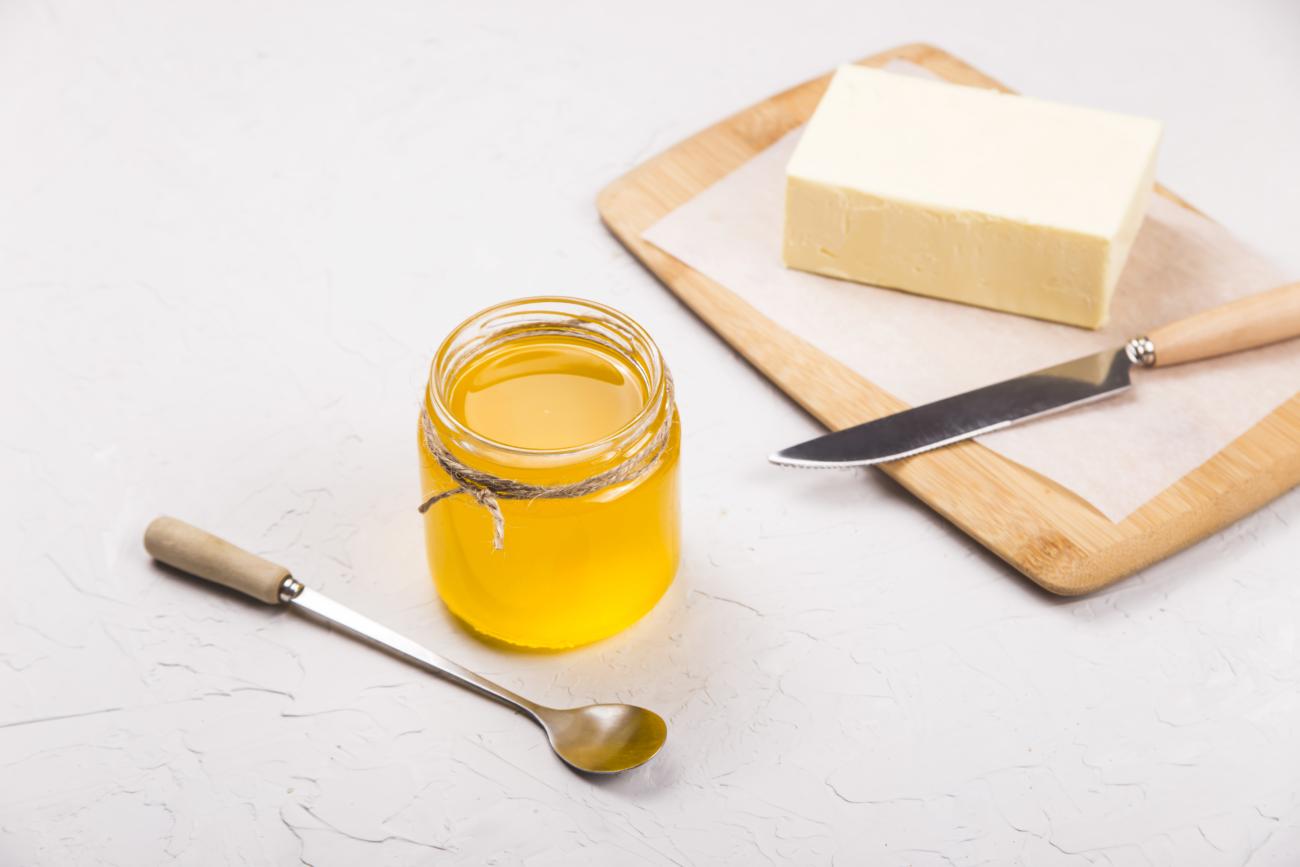 Ghee liquide fait maison ou beurre clarifié